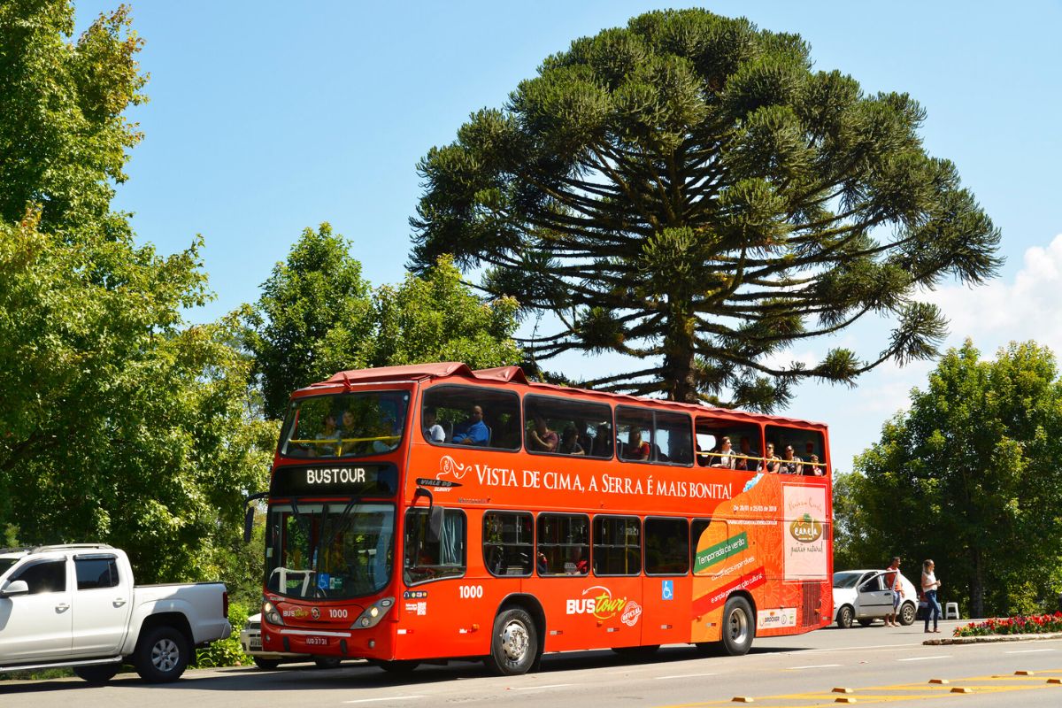 Ônibus turístico de dois andares em Gramado