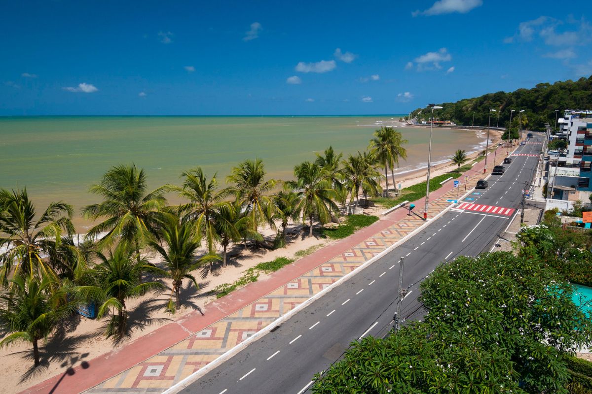 Imagem panorâmica da Praia de Cabo Branco, João Pessoa