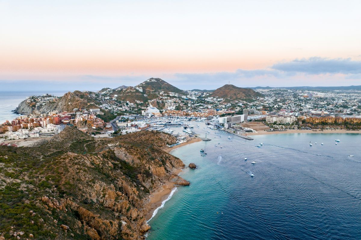 Imagem panorâmica da marina de Cabo San Lucas, em Los Cabos