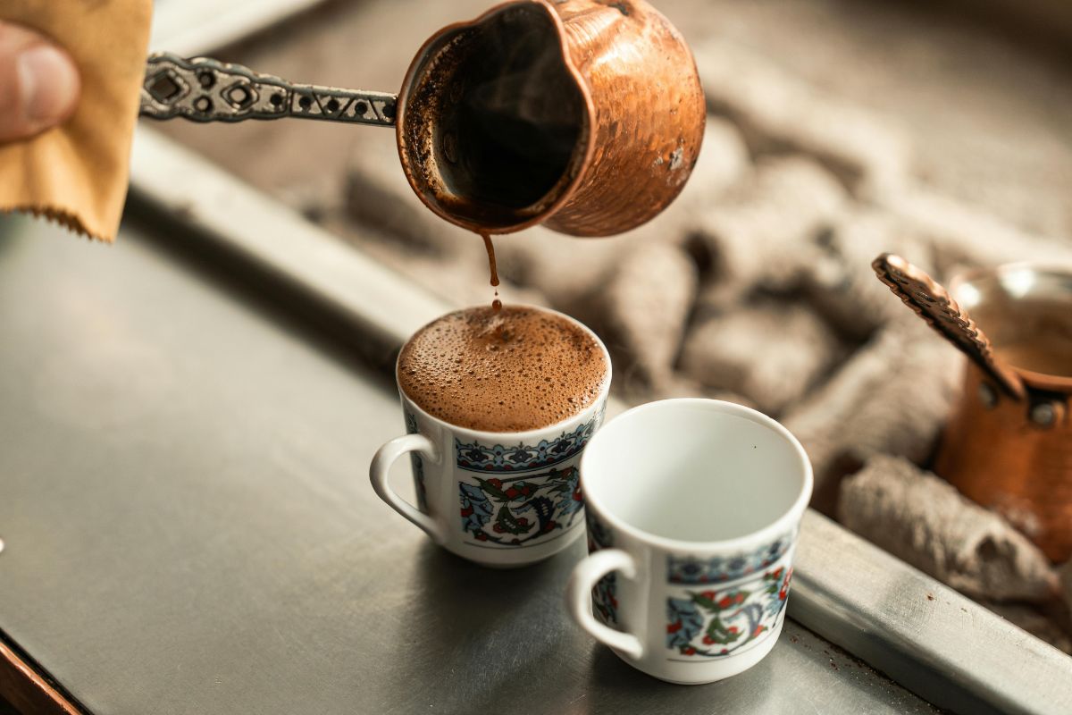 Café turco sendo servido