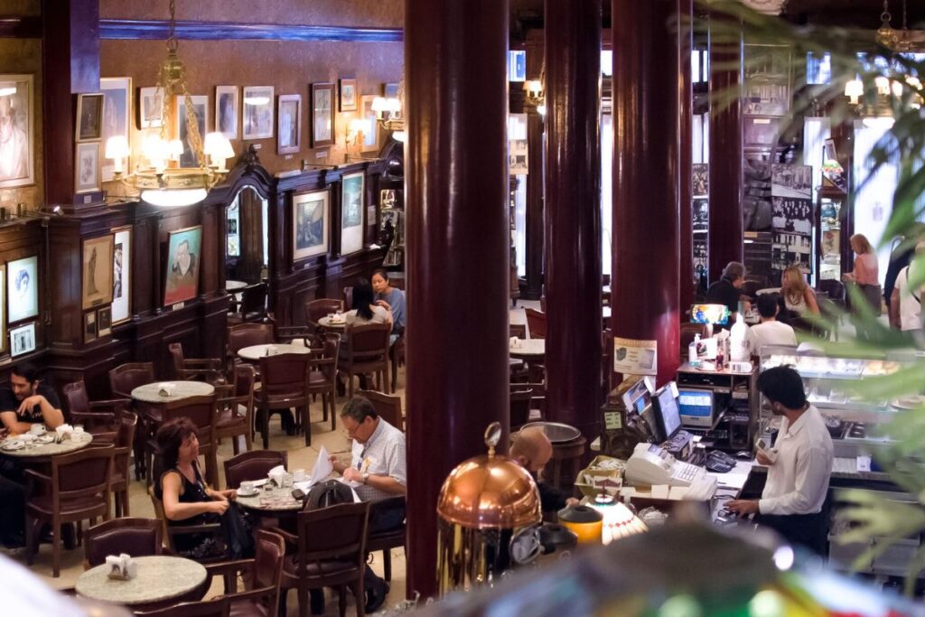 Interior do histórico Café Tortoni, na capital argentina