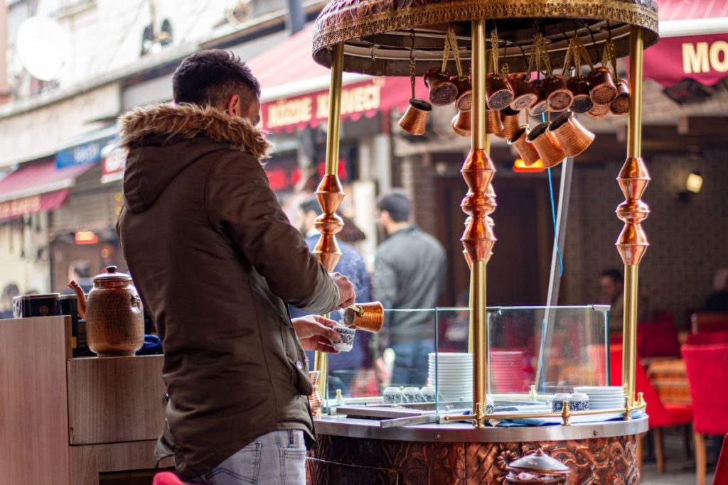 Café turco em preparo nas ruas de Istambul