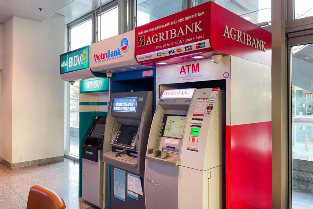 Caixas ATM no Aeroporto de Hanói