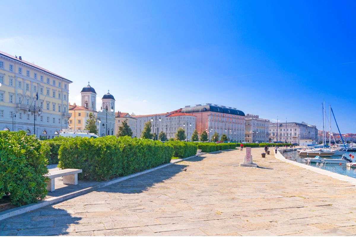 Calçadão a beira mar em Trieste, Itália