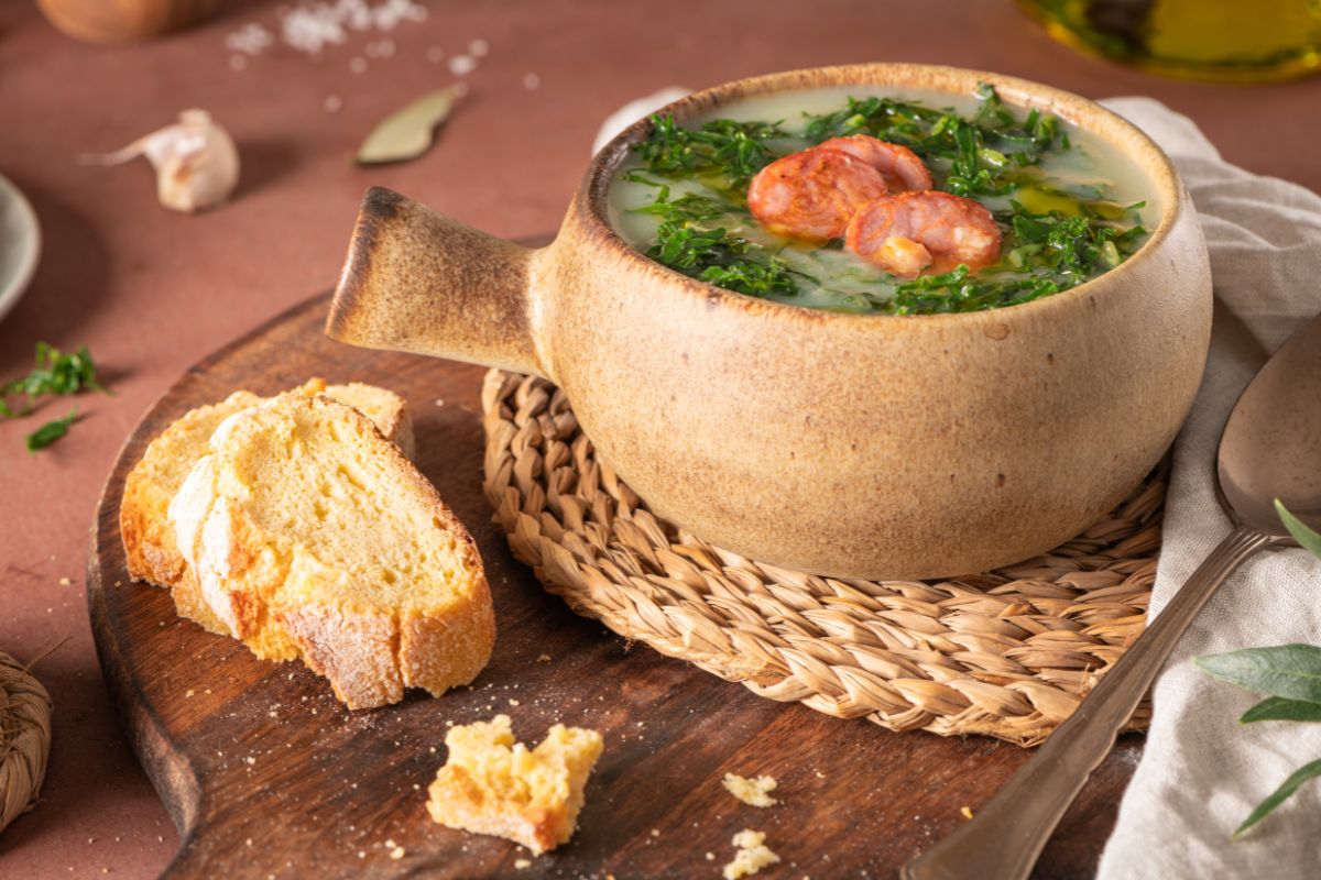 Prato de caldo verde, sopa típica de Portugal