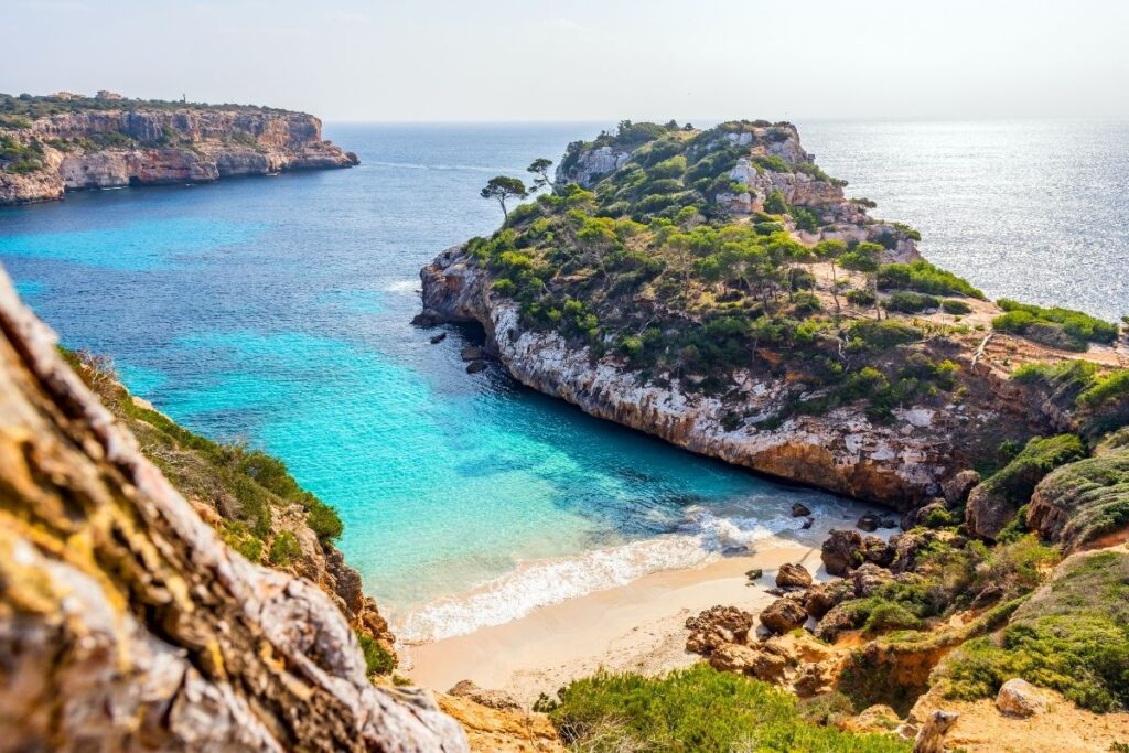 Imagem panorâmica da Caló des Moro, em Maiorca
