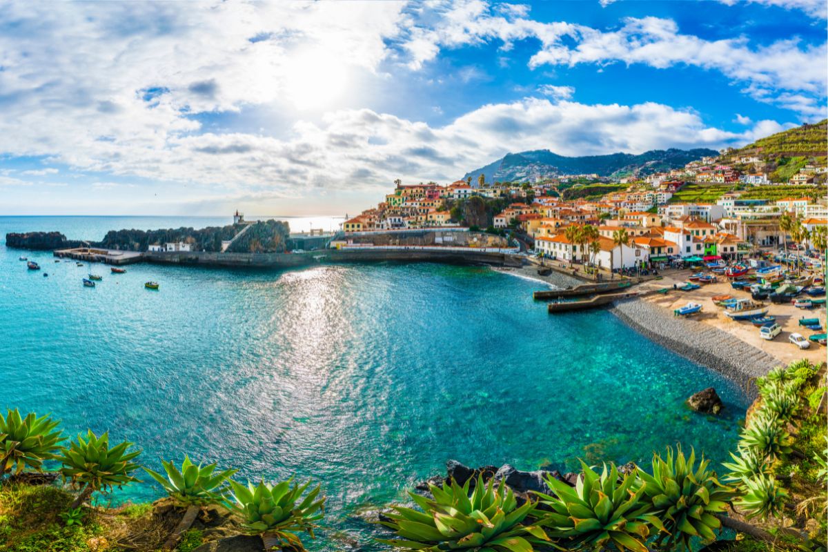 Praia do porto em Câmara de Lobos, na Ilha da Madeira