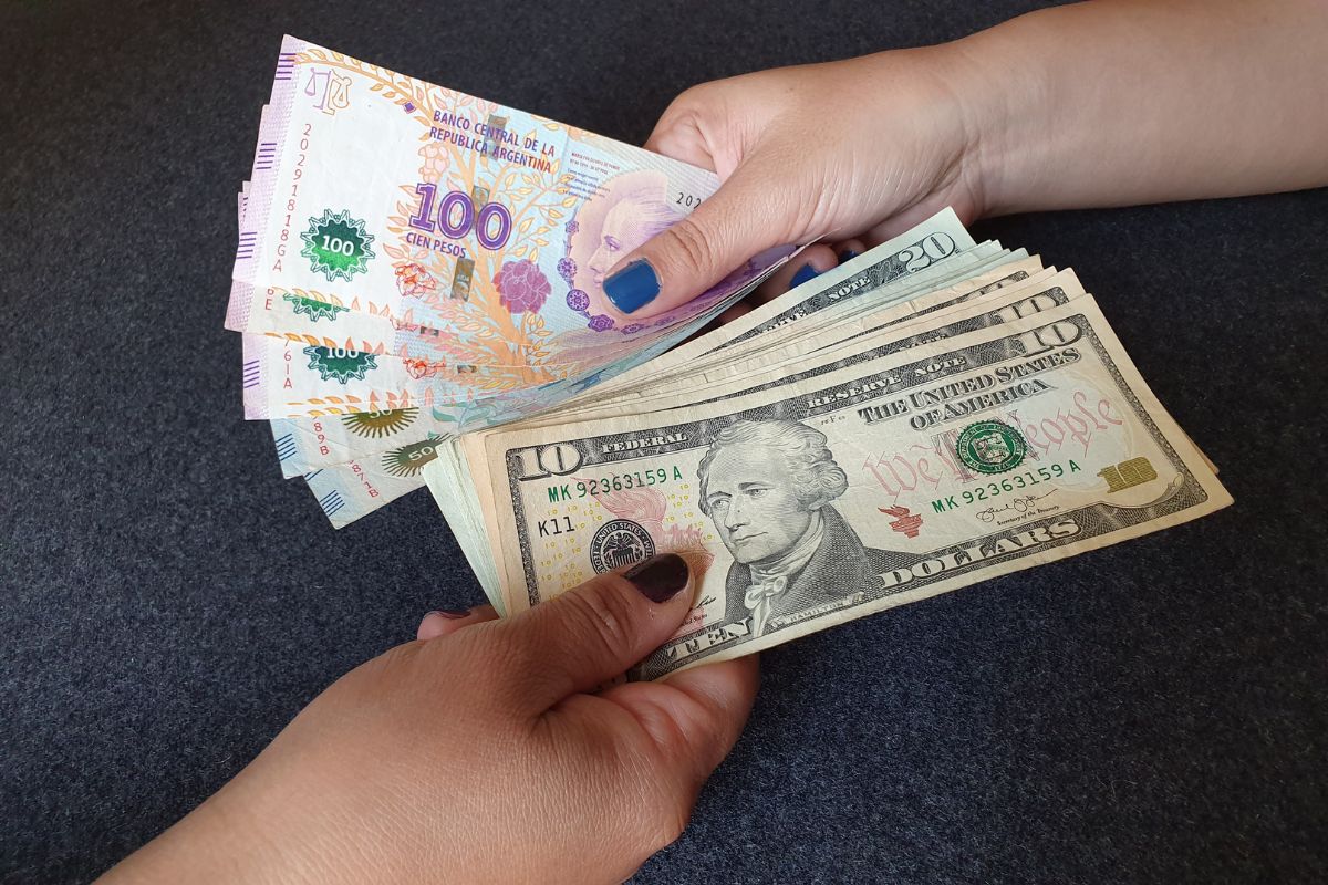 Câmbio de notas em dólar americano por notas em pesos argentinos