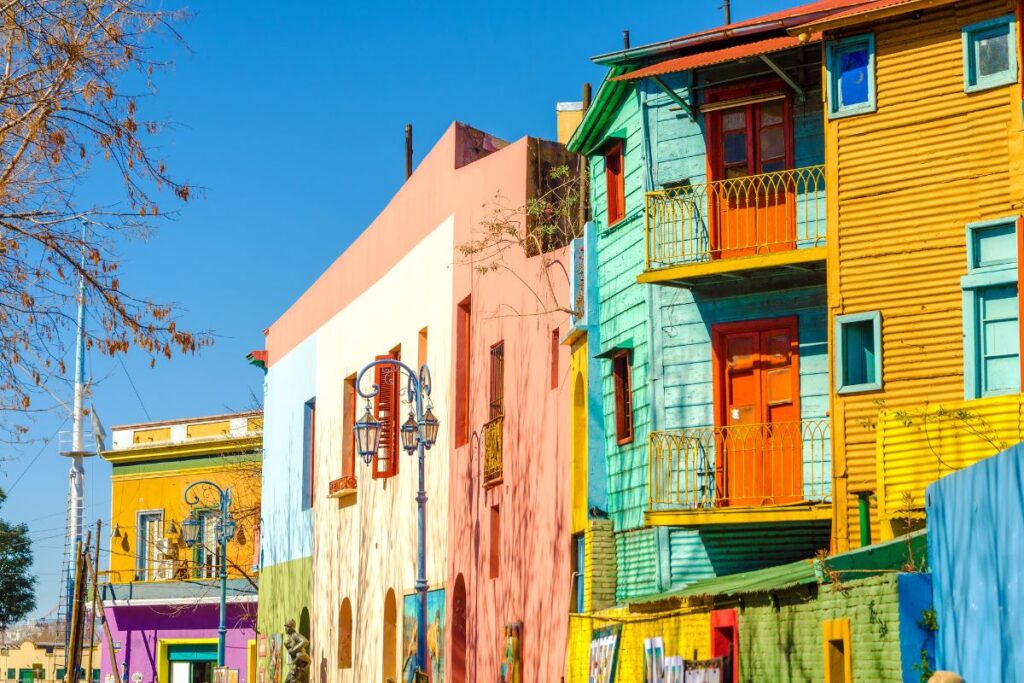 Fachada das casinhas coloridas no bairro Caminito, de Buenos Aires