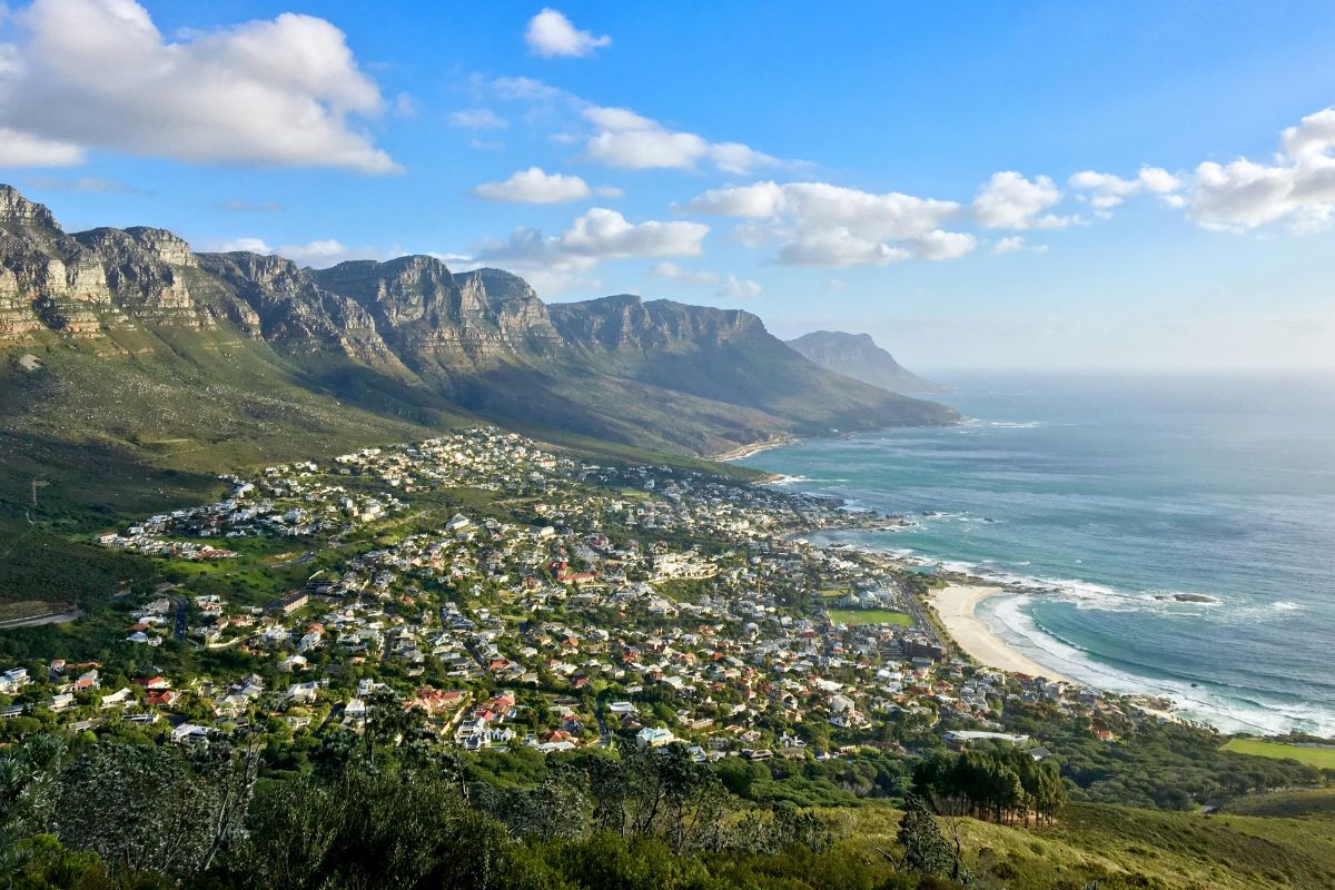 Panorama do bairro de Camps Bay, próximo ao mar