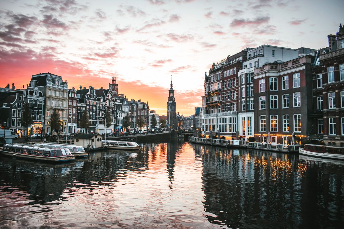 Canal de Amsterdam ao entardecer