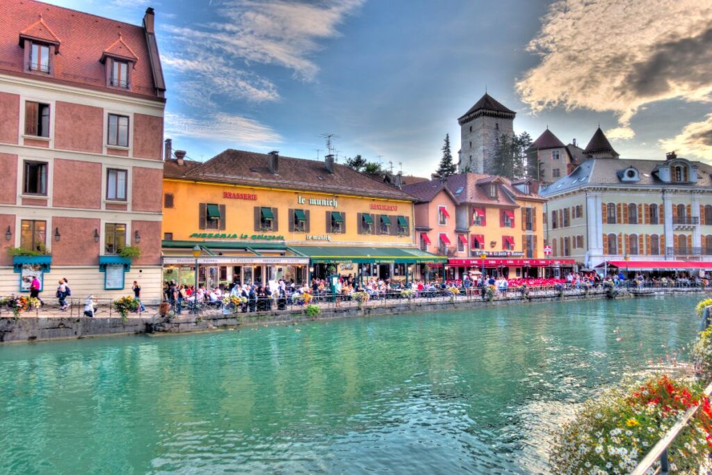 Restaurantes nas margens de canal em Annecy