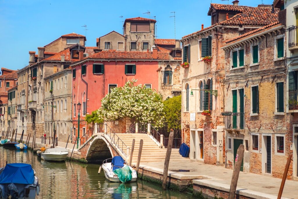 Canal no bairro de Cannaregio, em Veneza