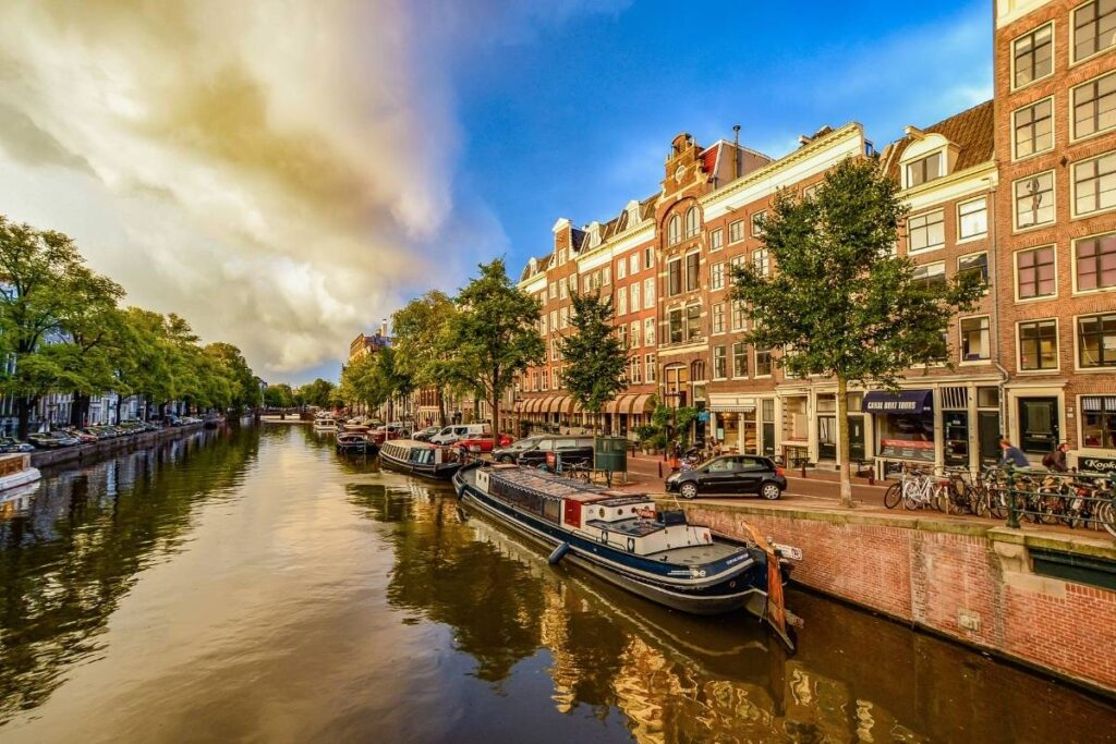 Vista de um dos canais de Amsterdam.