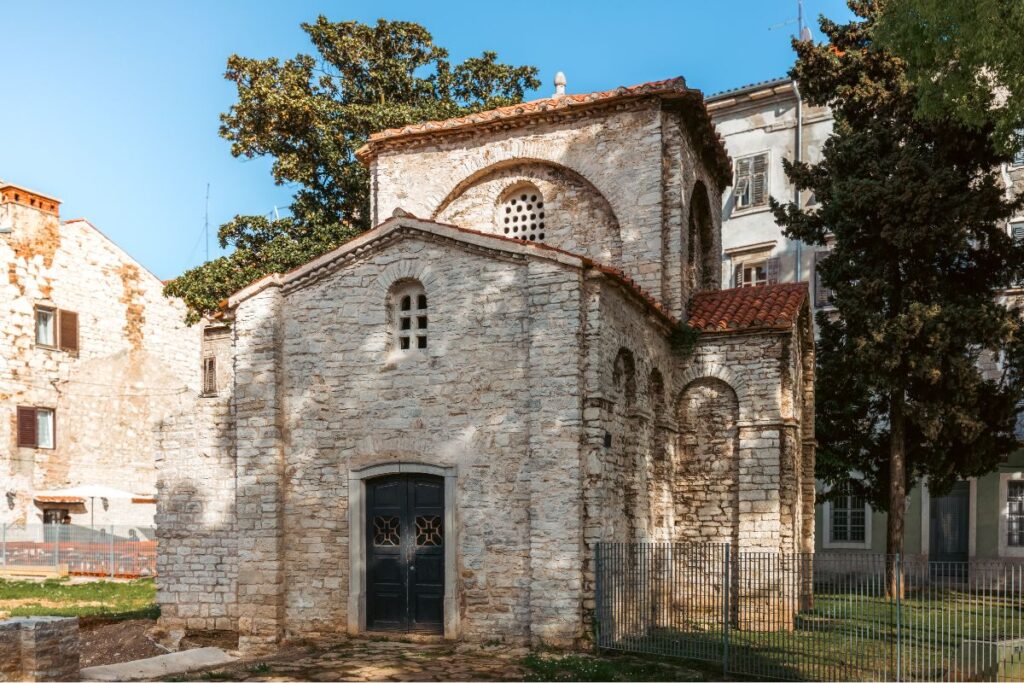 Fachada da Capela Santa Maria Formosa, em Pula