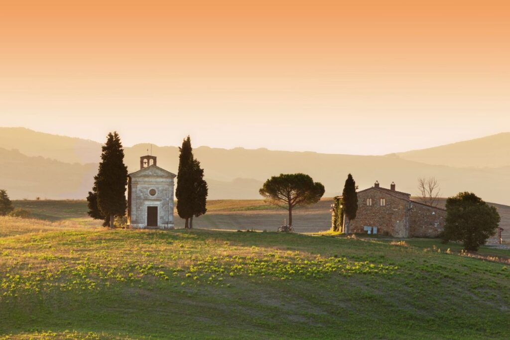 Pôr do sol na Cappella della Madonna di Vitaleta, em San Quirico D'Orcia