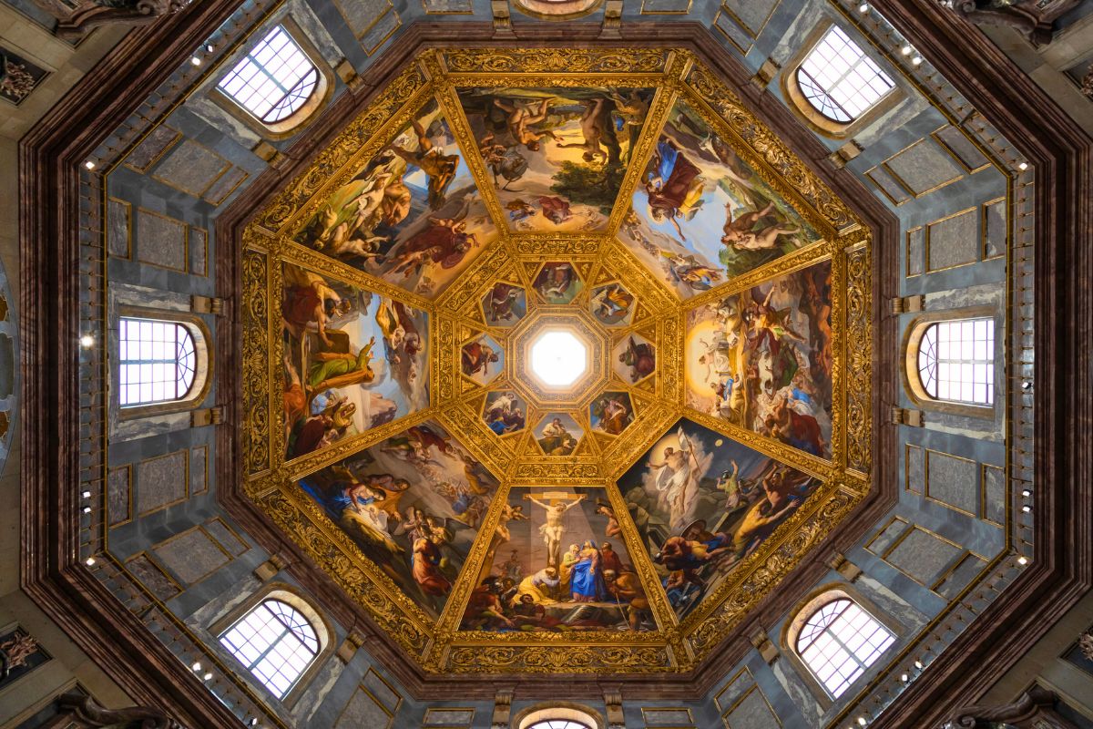 Cúpula da Capela dos Médicis em Florença com afrescos