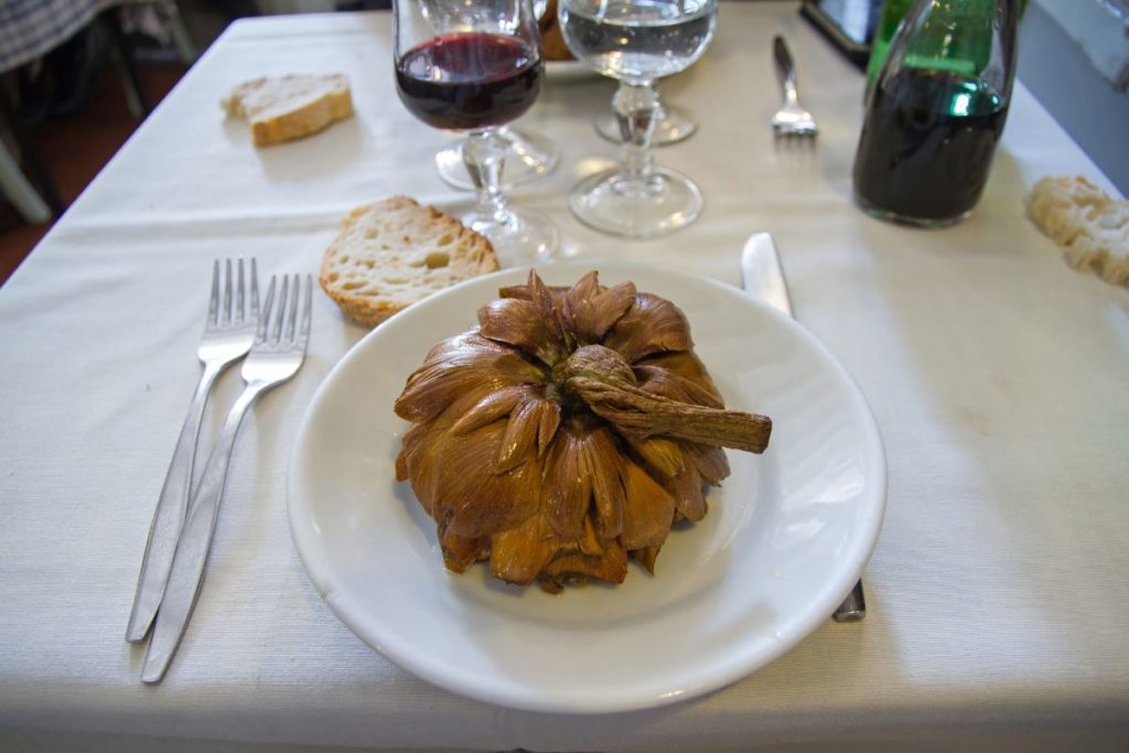 Carciofi alla Romana, um dos pratos típicos de Roma