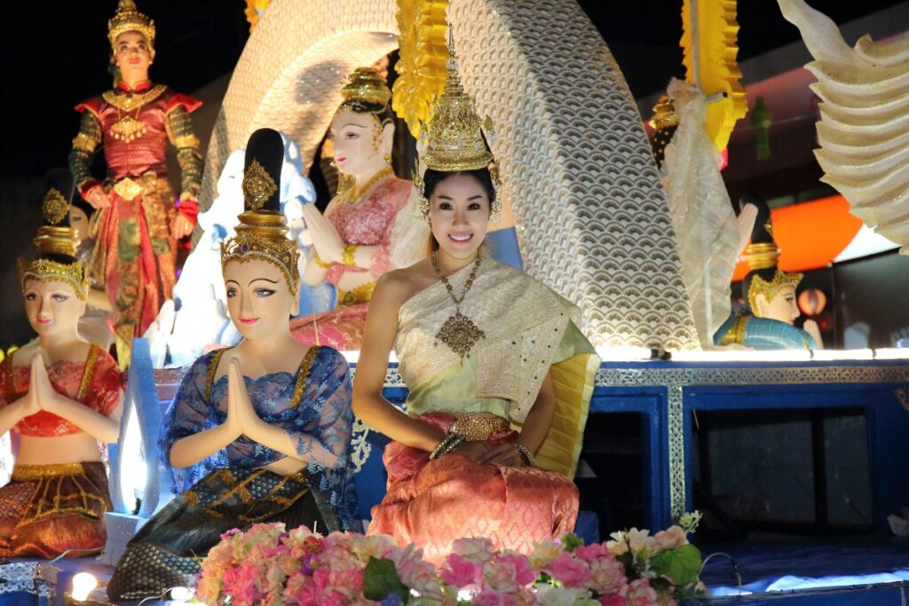 Carro alegórico durante o desfile do Festival Loy Krathong, em Chiang Mai