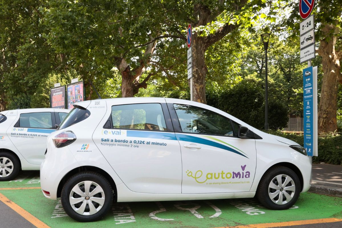 Carro elétrico compartilhado estacionado