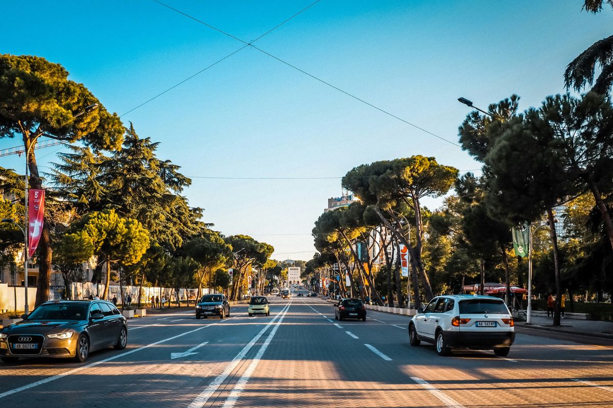Movimento em avenida de Tirana, capital da Albânia