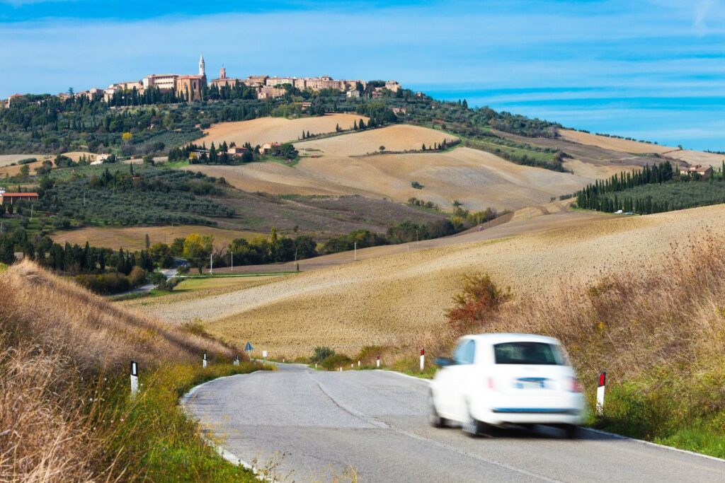 Carro chegando a Pienza, na Itália