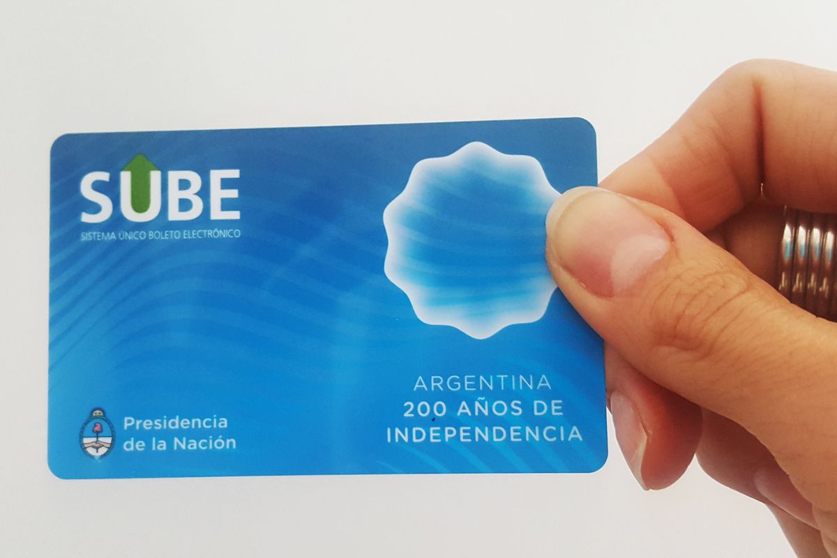 Mulher segurando o cartão SUBE, o bilhete eletrônico recarregável que dá acesso ao transporte público de Buenos Aires