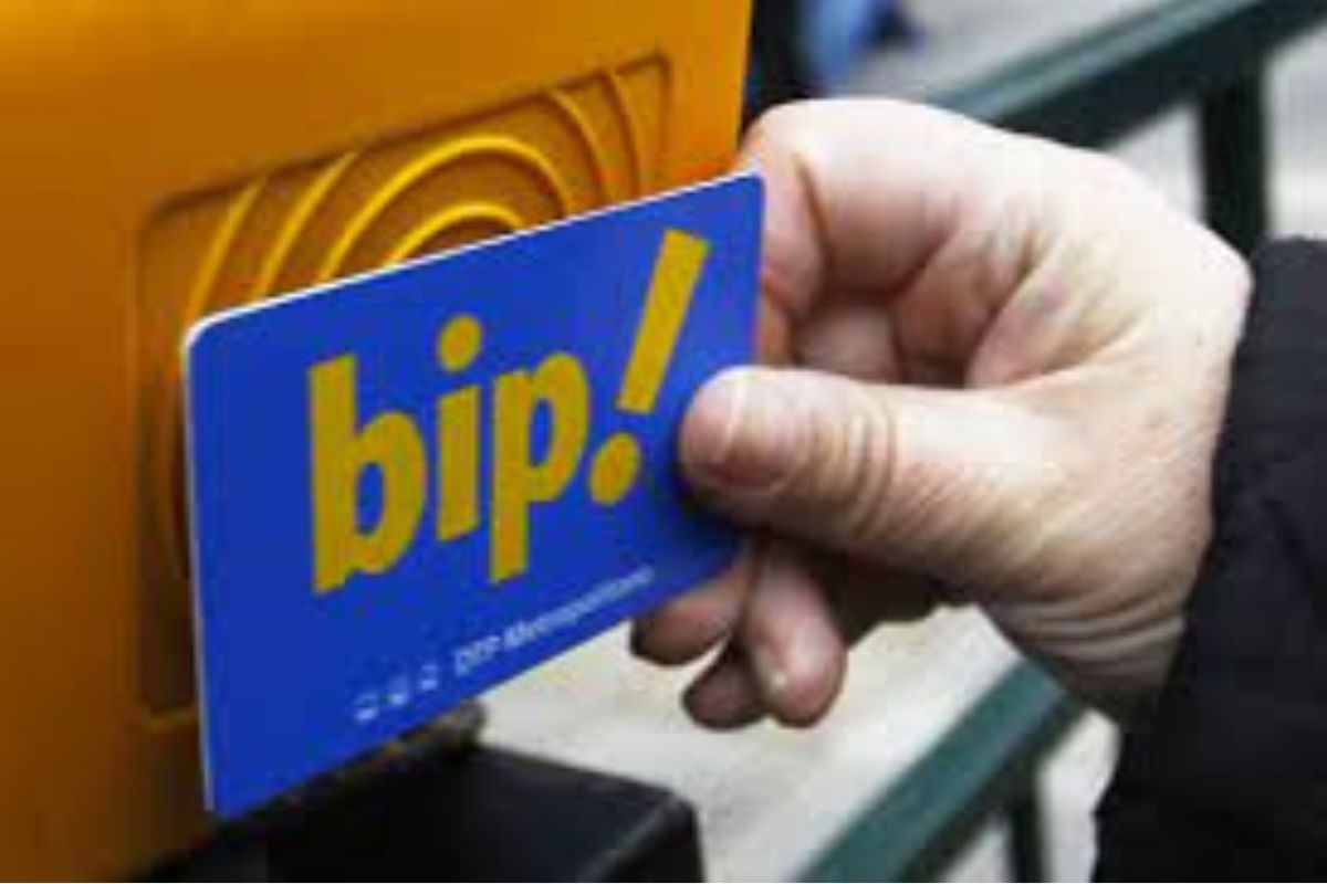 Pessoa validando o cartão Bip!, usado para pagar o ônibus e metrô na capital do Chile