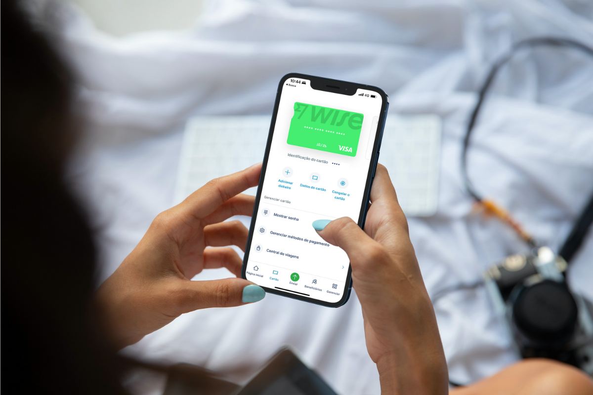 Mulher utilizando o aplicativo do cartão wise no celular.