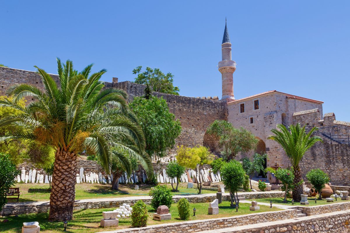 Jardim e muralhas de antigo castelo de pedras