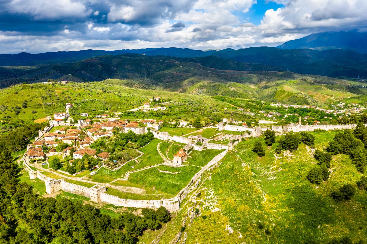 Imagem panorâmica da área do Castelo de Berat, na Albânia