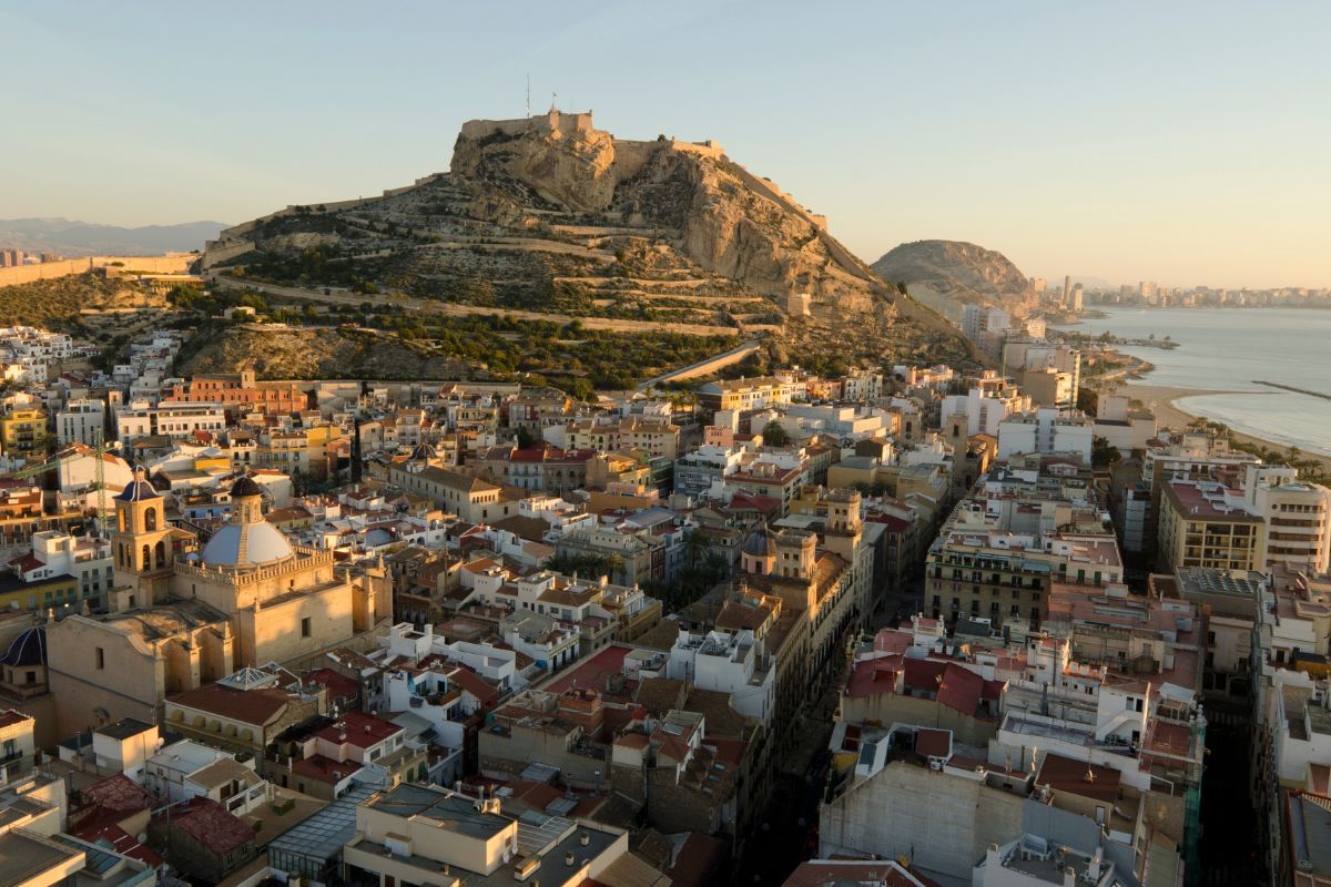 Cidade de Alicante com Castelo de Santa Bárbara ao fundo
