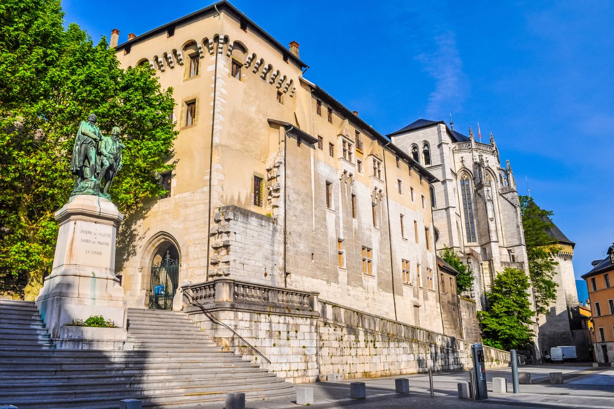 Fachada do Castelo dos Duques de Savoia, em Chambéry