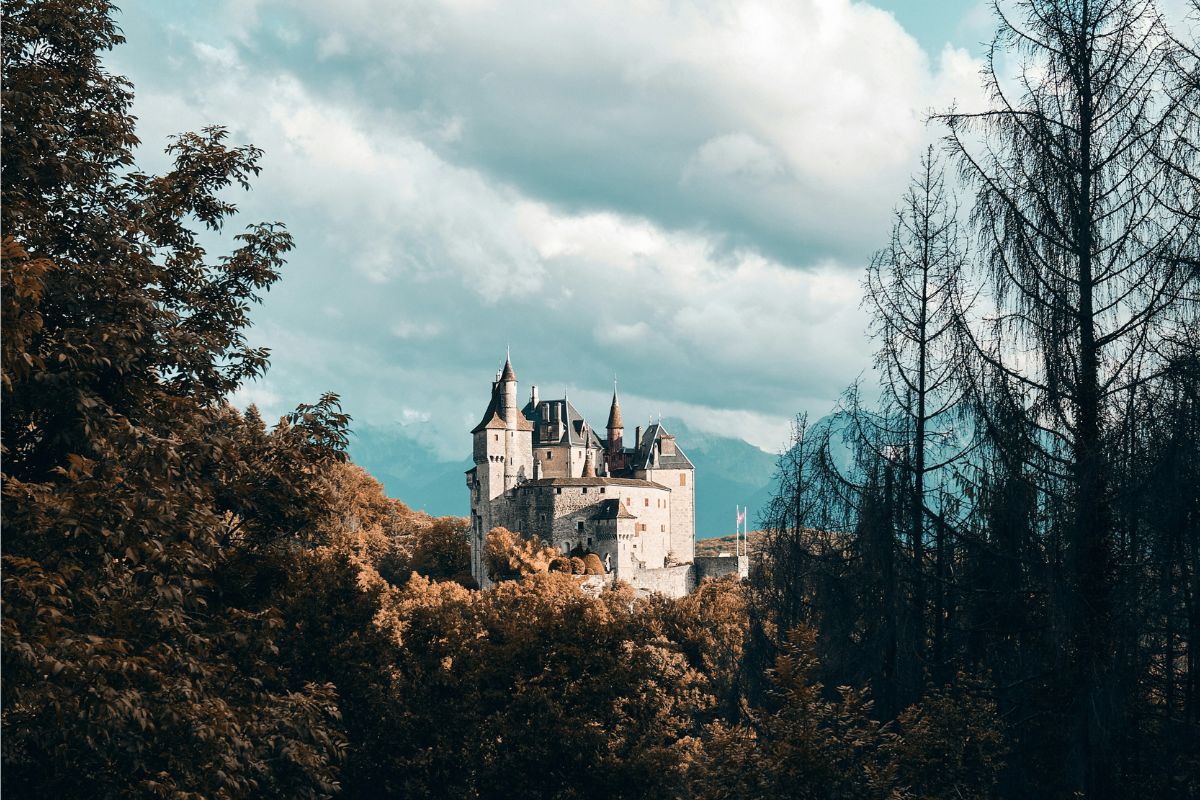 Grande castelo de pedras em meio a uma floresta