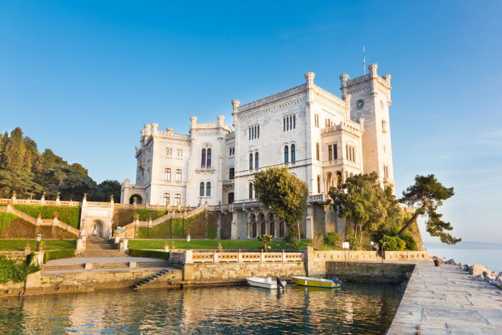 Castello di Miramare em dia ensolarado