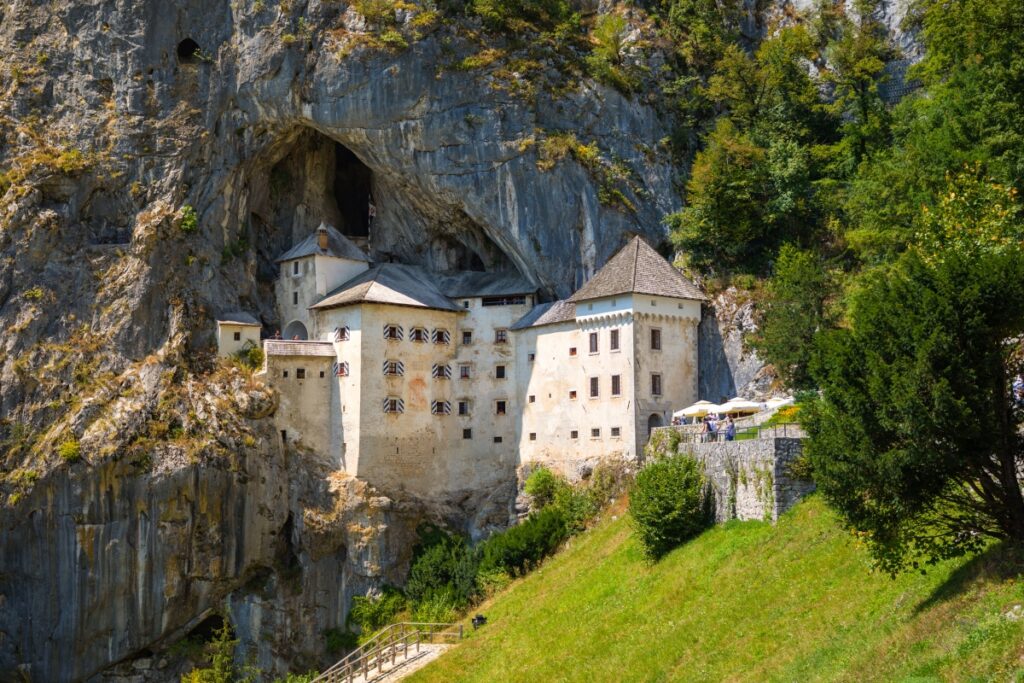 Panorama do Castelo de Predjama, na Eslovênia