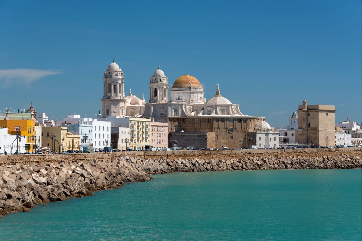 Catedral de Cádiz com mar a frente