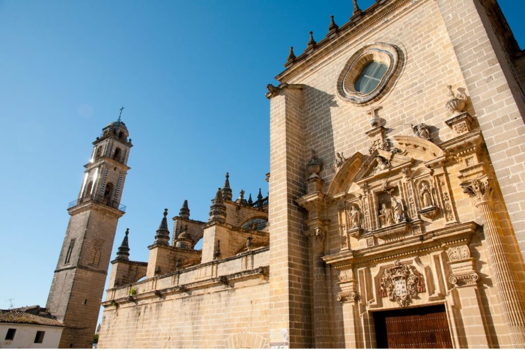 Entrada da catedral de Jerez de la Frontera, na Espanha, com a torre do campanario ao lado