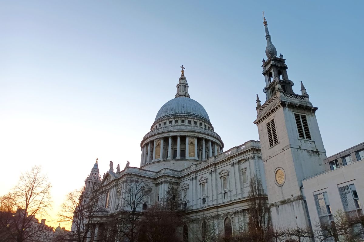 Catedral de Saint Paul, em Londres, vista de fora com sua enorme cúpula ao centro