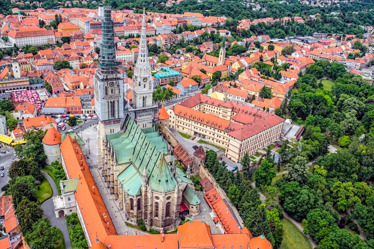 Imagem panorâmica da Catedral de Zagreb, Croácia