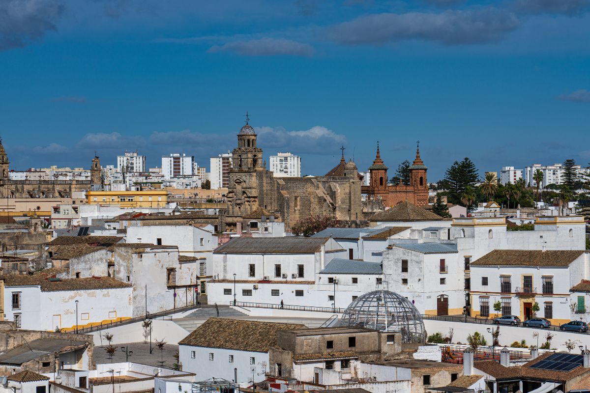 Centro antigo de Jerez de la Frontera, na Espanha, com casinhas históricas brancas e a catedral da cidade em destaque ao meio.