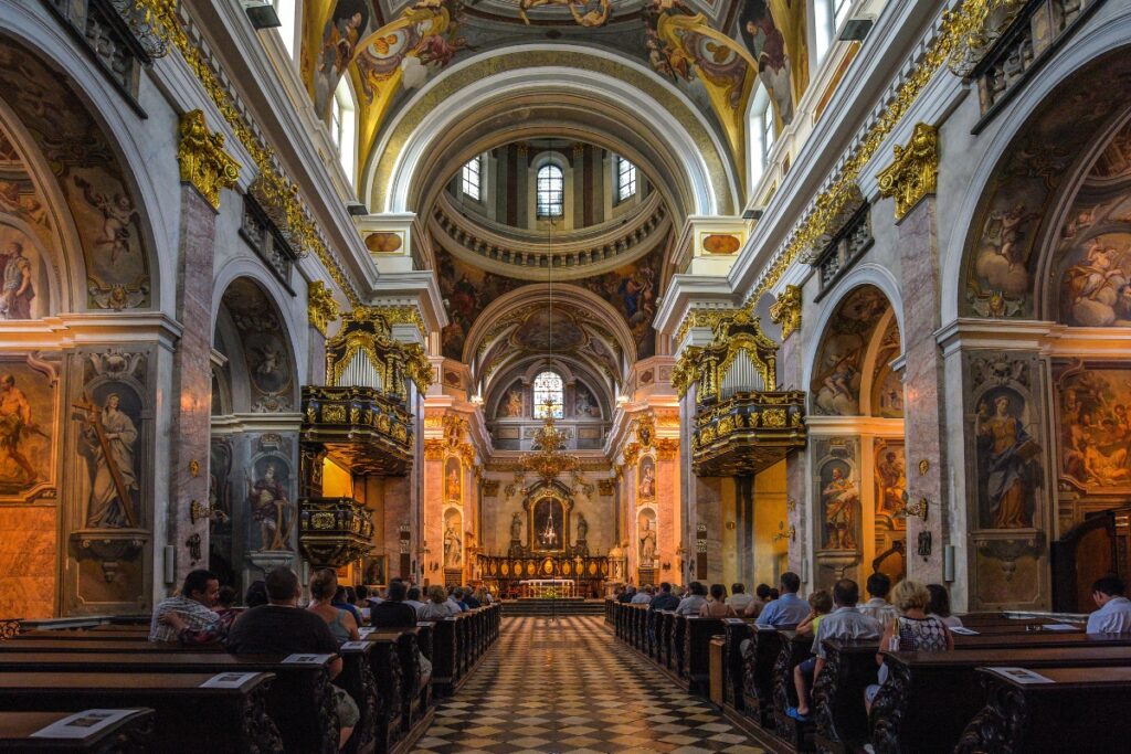 Interior da Catedral de São Nicolau, em Liubliana, na Eslovênia