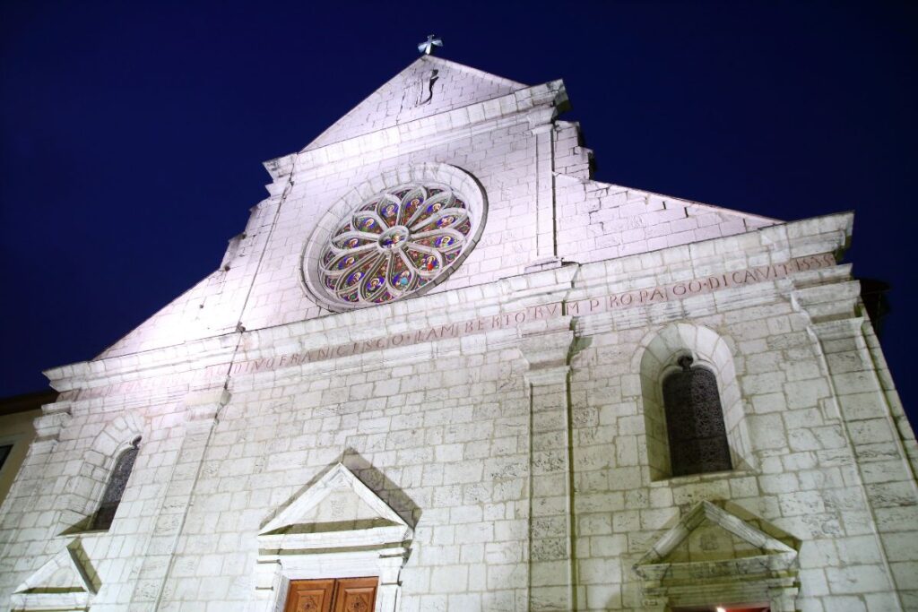 Fachada da Catedral de Saint-Pierre à noite