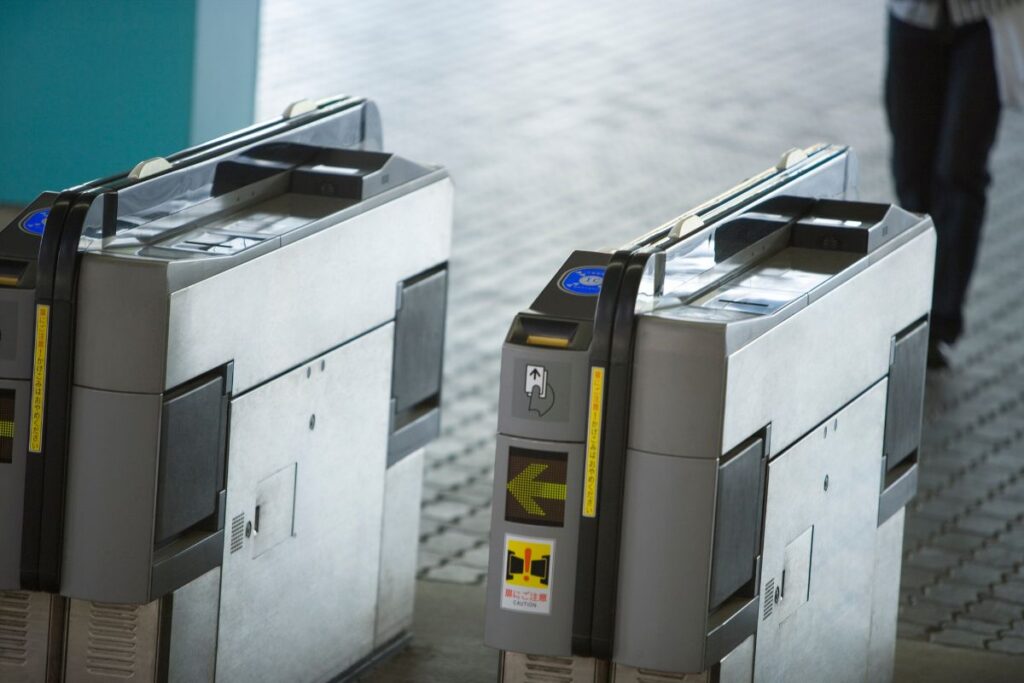 Catraca com leitor para IC Card em uma estação de trem do Japão