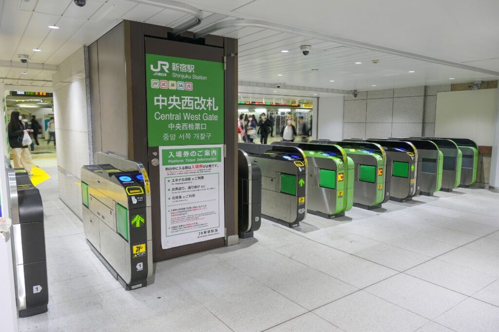 Catracas de trens  da JR na estação de Shinjuku, em Tokyo
