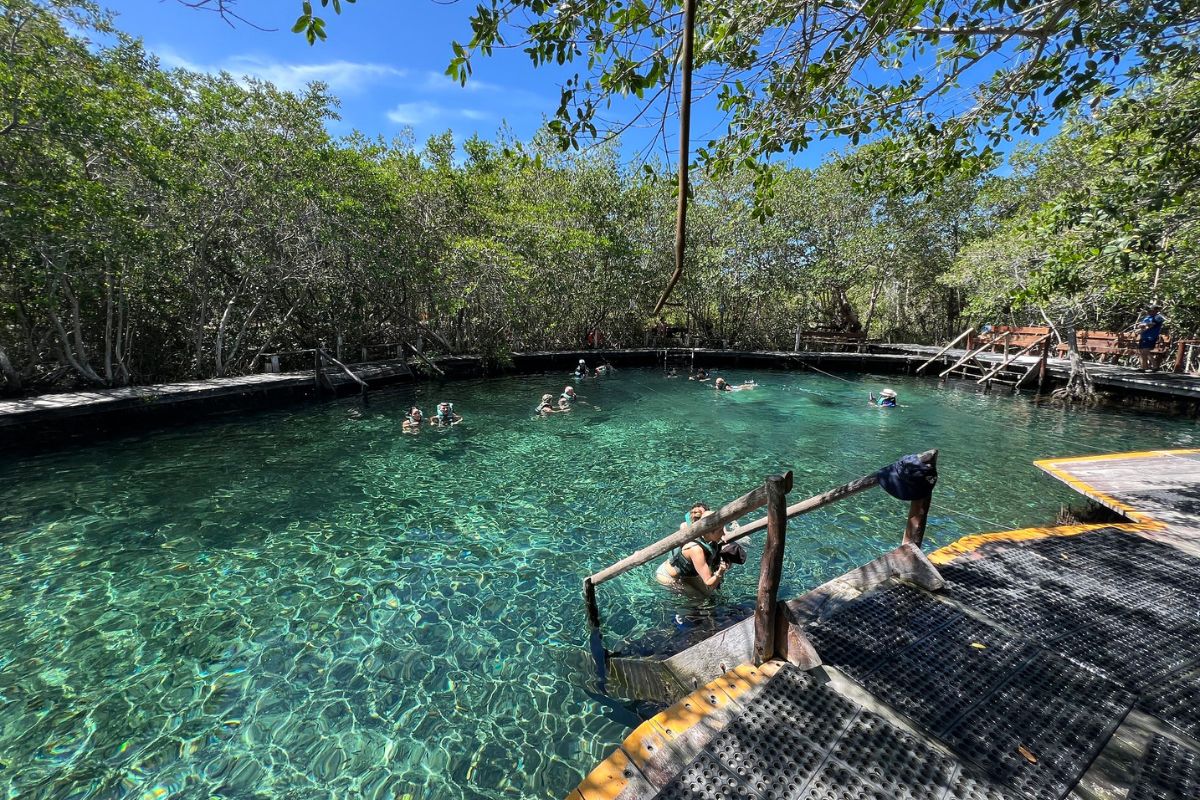 Turistas no Cenote Yalahau, no México