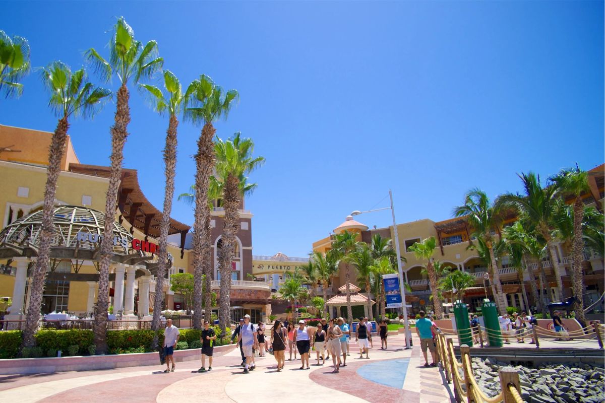 Pessoas caminhando no centro de Cabo San Lucas, em Los Cabos