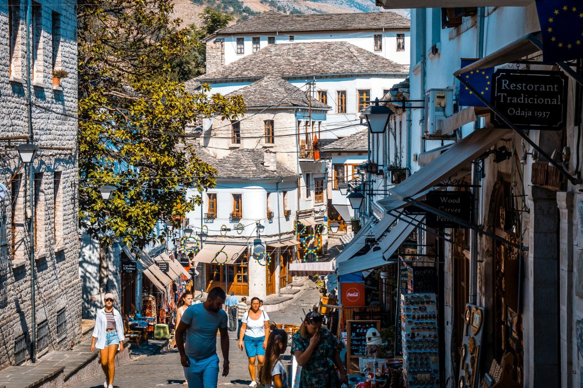 Turistas no centro histórico de Gjirokastër