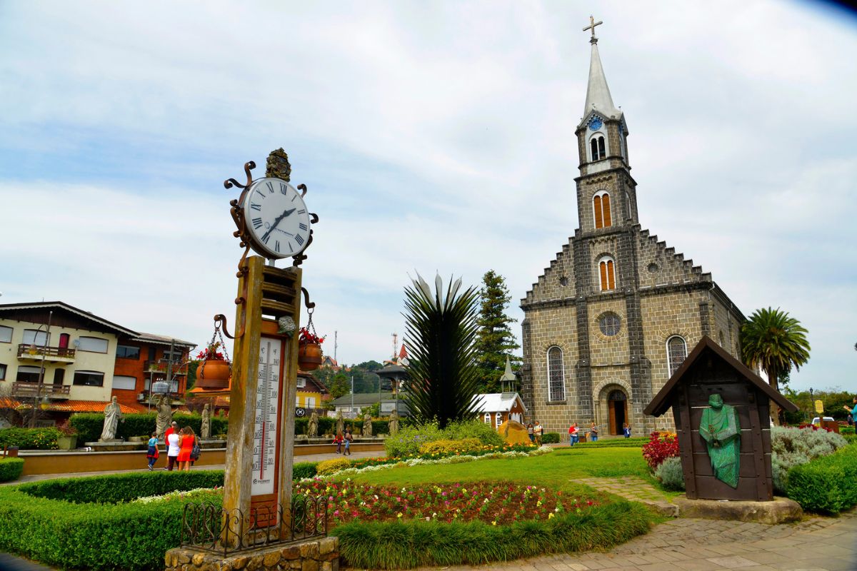 Praça e igreja do centro de Gramado