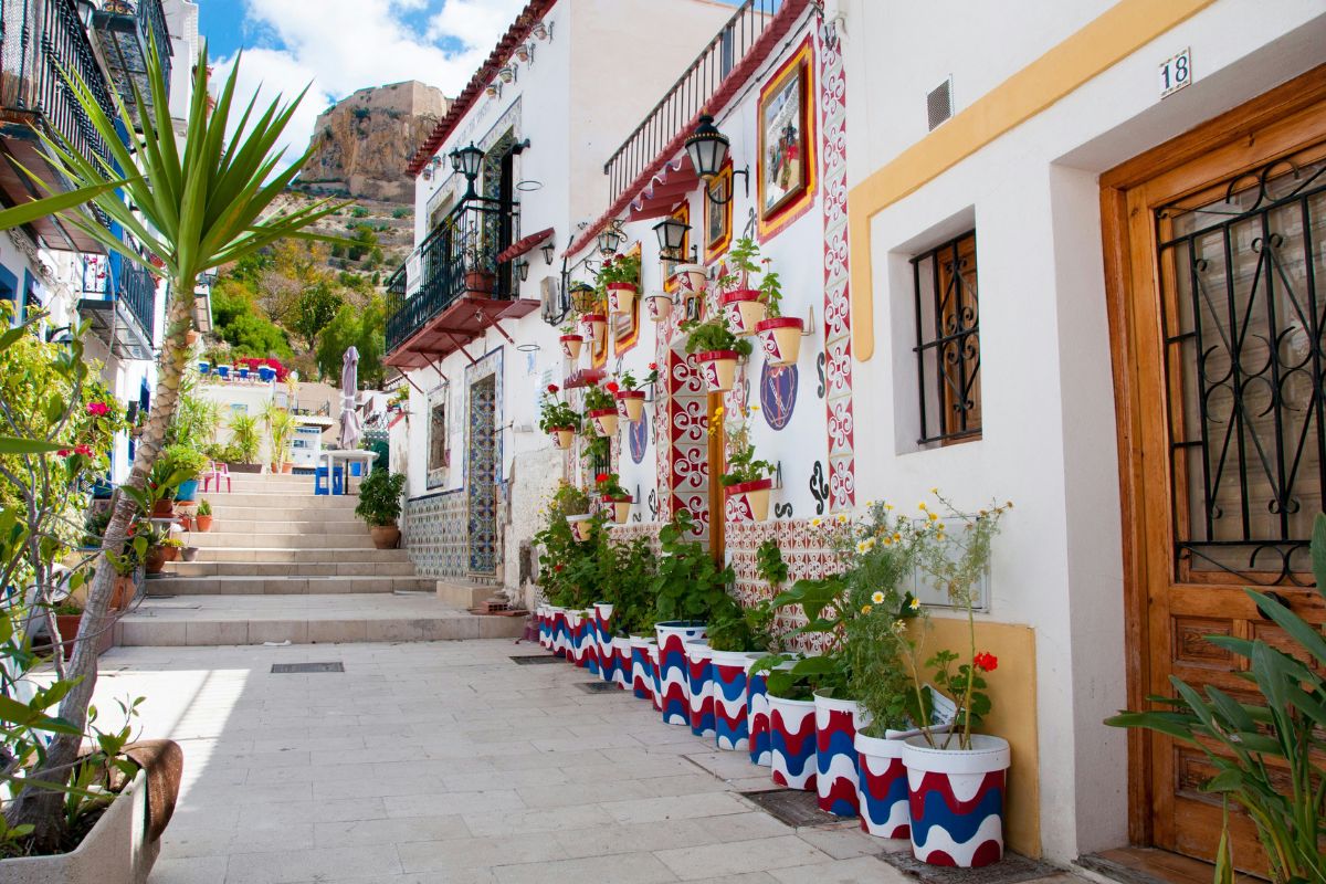 Ruela e casas decoradas do Centro Histórico de Alicante